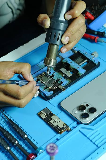 Phone & mobile repair by H&R Tech Guys in Glendale